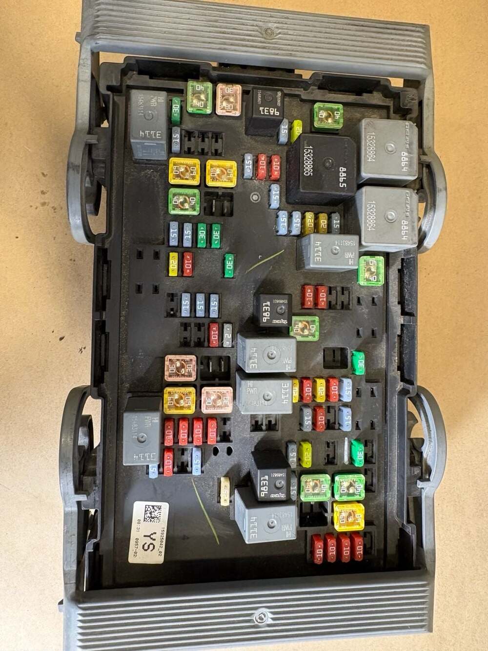 2007-2009 Chevy Silverado GMC Sierra Underhood Fuse Box 25815389 OEM